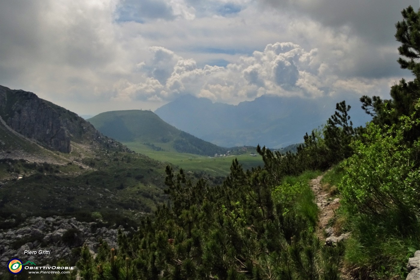 80 Il sentiero 101 di discesa dalla Bocchetta dei Mughi ai Piani di Bobbio.JPG